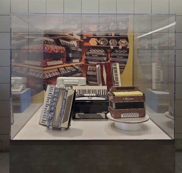 Accordion display 1